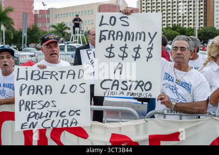 Miami Florida, Latin Grammys all'American Airline Arena, residenti curiosi, manifestanti designati area di protesta, i visitatori viaggio tour turistico Foto Stock