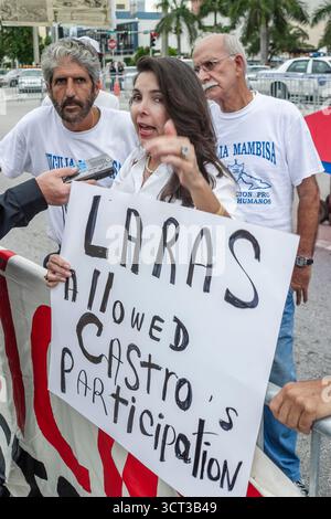 Miami Florida, Latin Grammys all'American Airline Arena, residenti curiosi, manifestanti designati area di protesta, i visitatori viaggio tour turistico Foto Stock