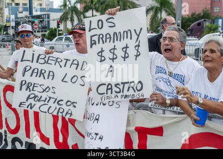 Miami Florida, Latin Grammys all'American Airline Arena, residenti curiosi, manifestanti designati area di protesta, i visitatori viaggio tour turistico Foto Stock