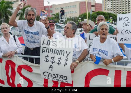 Miami Florida, Latin Grammys all'American Airline Arena, residenti curiosi, manifestanti designati area di protesta, i visitatori viaggio tour turistico Foto Stock