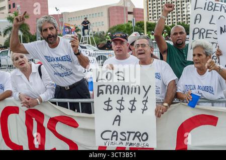 Miami Florida, Latin Grammys all'American Airline Arena, residenti curiosi, manifestanti designati area di protesta, i visitatori viaggio tour turistico Foto Stock