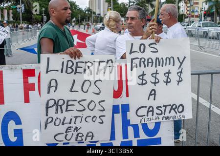 Miami Florida, Latin Grammys all'American Airline Arena, residenti curiosi, manifestanti designati area di protesta, i visitatori viaggio tour turistico Foto Stock
