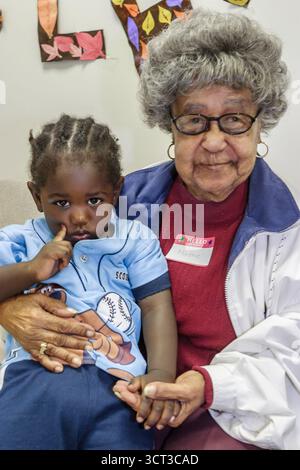 Miami Florida,Pasqua Seals Intergenerational Day,Senior Senior Senior Senior Senior donne donne ispaniche,Black African ragazzo visite in visita, Foto Stock