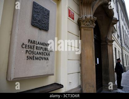 Praga. 4 ottobre 2025. Questa foto scattata il 4 ottobre 2025 mostra l'ingresso della camera dei deputati del Parlamento della Repubblica Ceca a Praga, capitale della Repubblica Ceca. Il partito di opposizione della Repubblica Ceca ANO, guidato dall'ex primo ministro Andrej Babis, ha tenuto un ruolo guida nelle elezioni parlamentari del paese, che si sono concluse sabato mentre i risultati ufficiali continuavano a essere conteggiati. I risultati ufficiali mostrarono che, con oltre la metà dei distretti votanti contati, ANO aveva raccolto il 37,92% dei voti. Crediti: Zhang Haofu/Xinhua/Alamy Live News Foto Stock