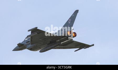 Duxford, Cambridgeshire, Regno Unito. 4 ottobre 2025. Un Eurofighter Typhoon FGR.4 della RAF pilotato dal leader dello Squadron Nathan Shawyer del 29 Squadron con base a RAF Coningsby nel Lincolnshire mette in mostra un'incredibile esposizione al Flying finale dell'IWM Duxford. Crediti: Stuart Robertson/Alamy Live News. Foto Stock