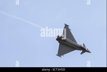 Duxford, Cambridgeshire, Regno Unito. 4 ottobre 2025. Un Eurofighter Typhoon FGR.4 della RAF pilotato dal leader dello Squadron Nathan Shawyer del 29 Squadron con base a RAF Coningsby nel Lincolnshire mette in mostra un'incredibile esposizione al Flying finale dell'IWM Duxford. Crediti: Stuart Robertson/Alamy Live News. Foto Stock