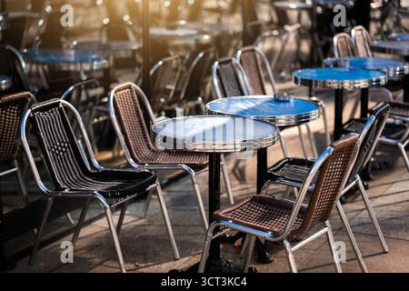 Una terrazza con caffè a Parigi Foto Stock