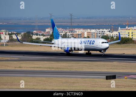 Avión de Línea de largo radio Boeing 767 de la aerolínea United Airlines despegando en el aeropuerto de Lisboa con matrícula N660UA Foto Stock