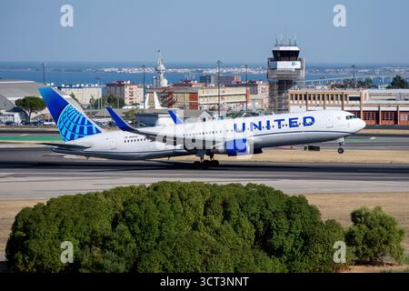Avión de Línea de largo radio Boeing 767 de la aerolínea United Airlines despegando en el aeropuerto de Lisboa con matrícula N660UA Foto Stock