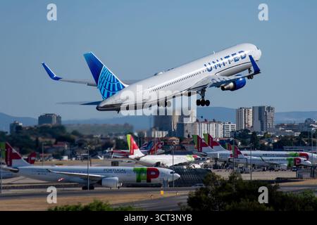 Avión de Línea de largo radio Boeing 767 de la aerolínea United Airlines despegando en el aeropuerto de Lisboa con matrícula N660UA Foto Stock