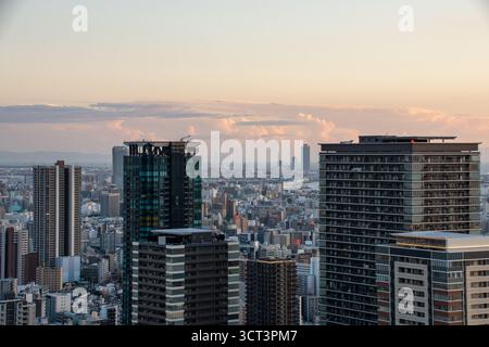 Skyline di Osaka al tramonto Foto Stock