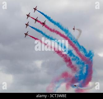 Duxford, Cambridgeshire, Regno Unito. 4 ottobre 2025. Il RAF Aerobatic Team, le frecce rosse, eseguendo "Tornado" dove sei (di solito sette) aerei girano da sinistra a destra a 45 gradi mentre due canne di aerei girano intorno a loro. Questa fu l'ultima esposizione pubblica per le frecce rosse nel 2025. Crediti: Stuart Robertson/Alamy Live News. Foto Stock
