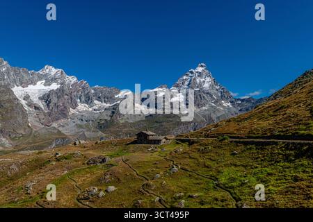 Da Cervinia a Cheneil, affascinante cittadina del comune di Valtournenche Foto Stock