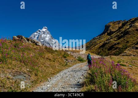 Da Cervinia a Cheneil, affascinante cittadina del comune di Valtournenche Foto Stock