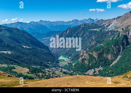 Da Cervinia a Cheneil, affascinante cittadina del comune di Valtournenche Foto Stock