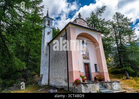 Da Cervinia a Cheneil, affascinante cittadina del comune di Valtournenche Foto Stock