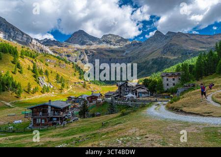 Da Cervinia a Cheneil, affascinante cittadina del comune di Valtournenche Foto Stock