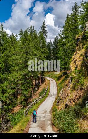 Da Cervinia a Cheneil, affascinante cittadina del comune di Valtournenche Foto Stock
