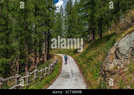 Da Cervinia a Cheneil, affascinante cittadina del comune di Valtournenche Foto Stock