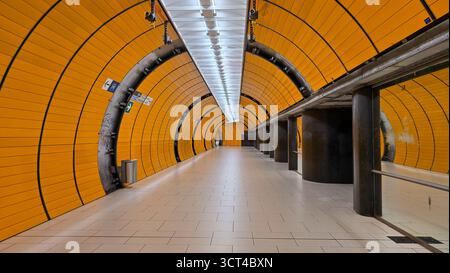 Stazione della metropolitana di Marienplatz senza persone. 28 settembre 2025. Monaco, Germania Foto Stock