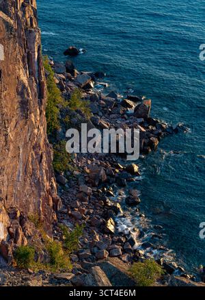 Una scogliera sulla riva del lago Superior è illuminata dalla luce del sole, dal Temperance State Park, dalla contea di Cook, Minnesota Foto Stock