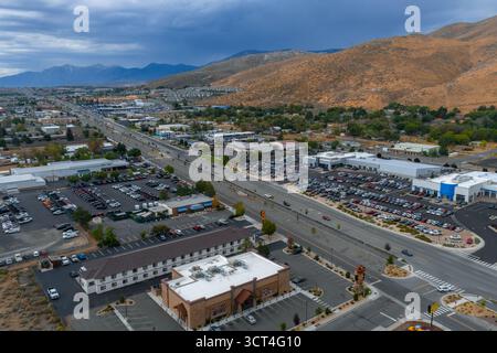 Vista aerea di Carson City con strade, edifici e colline Foto Stock