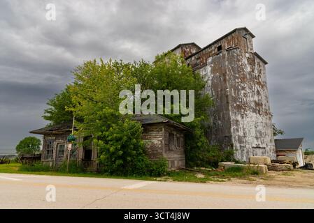 Vecchio ascensore di grano temperato sulla storica Route 66 a Cayuga, Illinois, Stati Uniti. Foto Stock