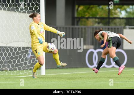 Monaco, Germania. 4 ottobre 2025. La portiere Mariella El Sherif (39 SV Werder Brema) ferma il titolo Momoko Tanikawa (18 FC Bayern Monaco) durante il Google Pixel Frauen Bundesliga match tra FC Bayern Monaco e Werder Brema al FC Bayern Campus di Monaco, Germania. Credito: SPP Sport Press Photo. /Alamy Live News Foto Stock