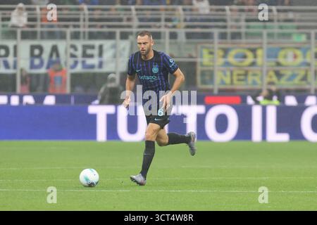 MilanoÕs Inter MilanÕs Stefan de Vrij durante la partita di calcio di serie A tra Inter e Cremonese allo stadio Giuseppe Meazza di Milano, a nord Foto Stock