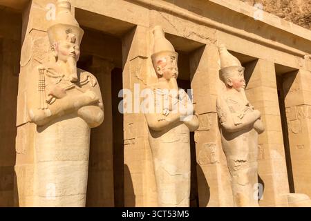 Le statue di altri in Egitto. Con i monumenti del Tempio di megaliti Foto Stock
