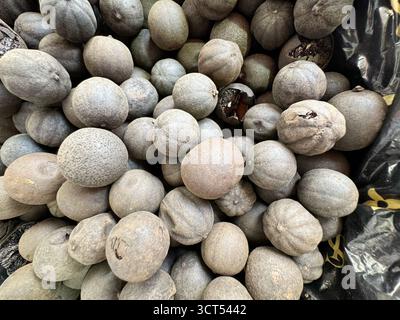Primo piano del limone nero (Loomi) in un mercato delle spezie Foto Stock