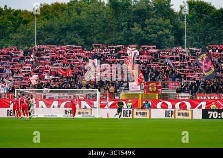 Monza, Italie. 4 ottobre 2025. Tifosi dell'AC Monza durante il campionato italiano di serie A tra AC Monza e US Catanzaro1929 il 4 ottobre 2025 all'U-Power Stadium di Monza, Italia - Photo Alessio Morgese/DPPI Credit: DPPI Media/Alamy Live News Foto Stock