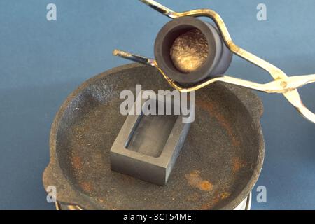 Infusione di alluminio fuso nello stampo. Foto Stock