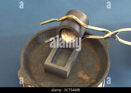 Infusione di alluminio fuso nello stampo. Foto Stock