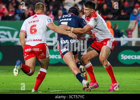 Hull, Regno Unito . 4 ottobre 2025. Nella foto da sinistra a destra, Mikey Lewis di Hull KR e Jonny Lomax di St. Helens RFC durante Hull KR vs Saints - Super League, semifinale di playoff al Craven Park. Crediti: Freddie Yeo/Alamy Live News Foto Stock