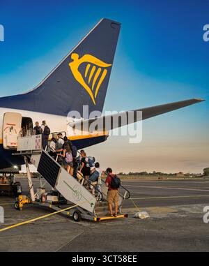 9 settembre 2025. Catania, Sicilia, Italia. I turisti si imbarcano dalla porta posteriore di un aereo Ryanair in estate nel tardo pomeriggio.z Foto Stock