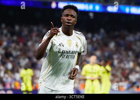 MADRID, SPAGNA - 04 OTTOBRE: Vinicius Junior del Real Madrid festeggia dopo aver segnato il primo gol della sua squadra durante la partita LaLiga EA Sports tra il Real Madrid CF e il Villarreal CF all'Estadio Santiago Bernabeu il 4 ottobre 2025 a Madrid, Spagna. (Foto di QSP) credito: QSP/Alamy Live News Foto Stock