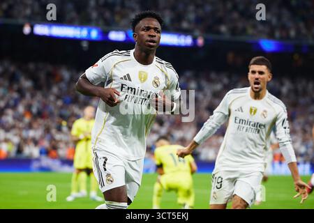 MADRID, SPAGNA - 04 OTTOBRE: Vinicius Junior del Real Madrid festeggia dopo aver segnato il primo gol della sua squadra durante la partita LaLiga EA Sports tra il Real Madrid CF e il Villarreal CF all'Estadio Santiago Bernabeu il 4 ottobre 2025 a Madrid, Spagna. (Foto di QSP) credito: QSP/Alamy Live News Foto Stock