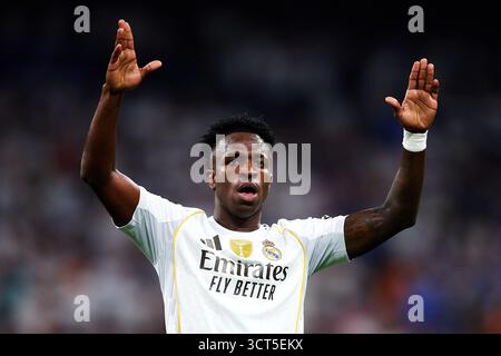 MADRID, SPAGNA - 04 OTTOBRE: Vinicius Junior del Real Madrid festeggia dopo aver segnato il primo gol della sua squadra durante la partita LaLiga EA Sports tra il Real Madrid CF e il Villarreal CF all'Estadio Santiago Bernabeu il 4 ottobre 2025 a Madrid, Spagna. (Foto di QSP) credito: QSP/Alamy Live News Foto Stock