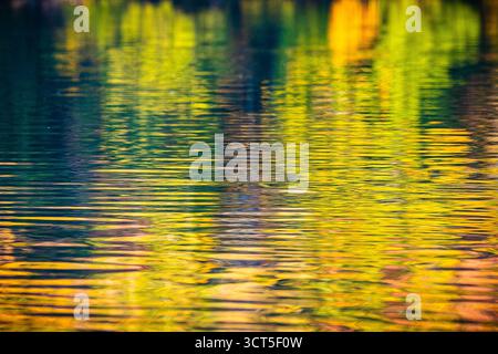 Sfondo naturale astratto con acqua increspata e riflessi vividi Foto Stock