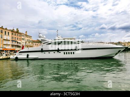 27.08.2025 FR. Grimaud. Una splendida vista di Port Grimaud, con yacht ormeggiati lungo le case colorate e un ristorante sul mare. Foto Stock