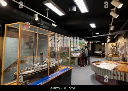 Seattle, Washington, Stati Uniti. 4 ottobre 2025. Una famiglia ama il museo del centro visitatori presso le chiuse Hiram M. Chittenden. I Ballard Locks, come sono conosciuti localmente, sono una popolare attrazione turistica gestita dallo United States Army Corps of Engineers. Anche se attualmente apre il pubblico durante la chiusura del governo, il centro visitatori del sito, i giardini e i ranger del parco sono attualmente finanziati con stanziamenti per le prossime due settimane. Crediti: Paul Christian Gordon/Alamy Live News Foto Stock