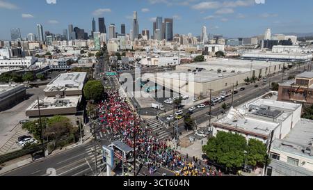 Los Angeles, Stati Uniti. 4 ottobre 2025. I membri dell'unione di Los Angeles marciano contro le INCURSIONI DEI GHIACCI. 10/4/2025 Los Angeles, CA., USA (foto di Ted Soqui/Sipa News Photo) credito: SIPA USA/Alamy Live News Foto Stock