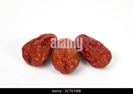 I datteri rossi cinesi secchi, noti anche come jujujube, sono un ingrediente popolare per i tè benessere e le zuppe toniche. Sano spuntino di frutta secca isolato su bianco Foto Stock
