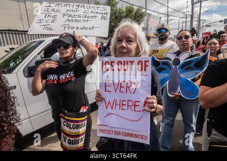 Los Angeles, California, Stati Uniti. 4 ottobre 2025. I leader pro-immigrati hanno marciato con la comunità sabato 4 ottobre, alle 10, partendo dal 6th Street Bridge nel quartiere Boyle Heights di Los Angeles, all'incrocio di Mateo Street. I leader sottolineano che la legge che ha approvato, con ulteriori 170 miliardi di dollari in finanziamenti, rafforza l'ossessione del presidente Trump per perseguitare e attaccare gli immigrati negli Stati Uniti, riducendoli allo status di esseri minori. Crediti: Alberto Sibaja Ramírez/Alamy Live News Foto Stock