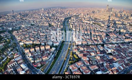 Vista panoramica della città al tramonto a Istanbul, Turchia Foto Stock