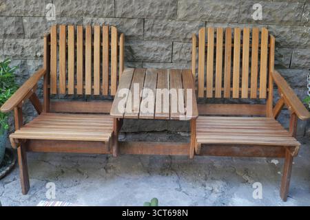 Panca in legno con tavolo nell'area salotto esterna Foto Stock