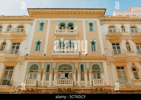 Havana, Cuba 2024 Apr10 - immagine architettonica dell'Hotel Sevilla Habana, un edificio iconico con influenza moresca e uno splendido esempio di Cu Foto Stock
