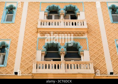 Havana, Cuba 2024 Apr10 - primo piano dell'Hotel Sevilla Habana, con finestre decorate ad arco, balconi, dettagli intricati e AC blu Foto Stock