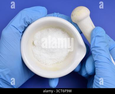 Il nitrato di sodio è il composto chimico con la formula NaNO3 Foto Stock